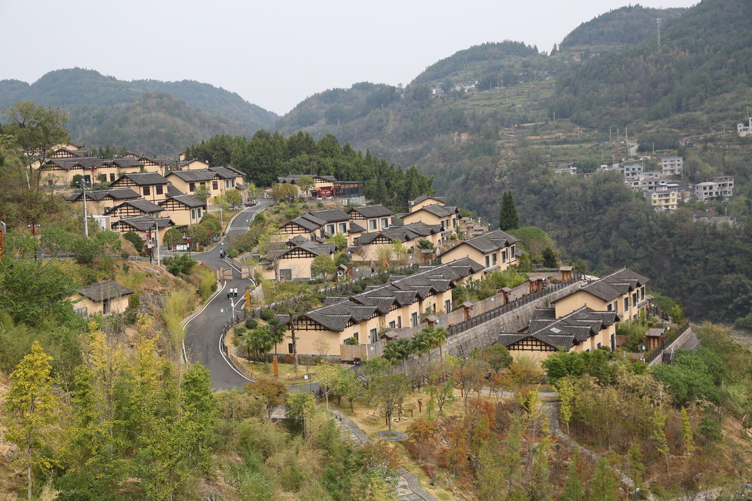 (金秋時節,鳳凰縣竹山村風景如畫.