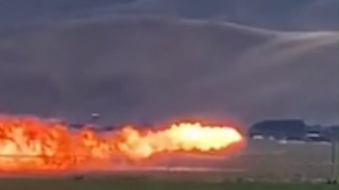美国飞行赛一喷射机坠毁 瞬间燃烧成火球