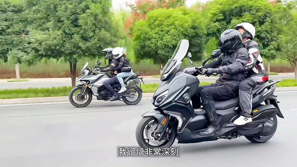 交警儿子给爸爸买新摩托后交待安全事项