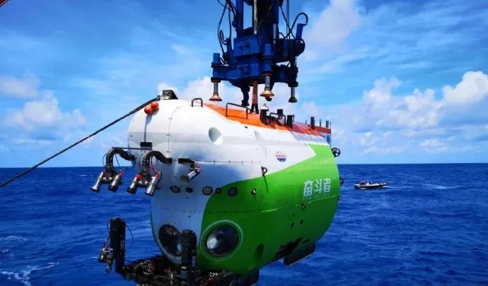 他们痴于艺,笃于行,让神舟飞天,蛟龙潜海,高铁飞驰,大桥跨海,文物重生