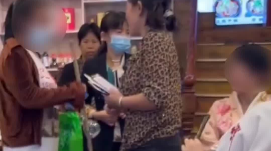 两女子身穿“日本和服”就餐 一阿姨上前劝阻遭怼：那手机也不要用