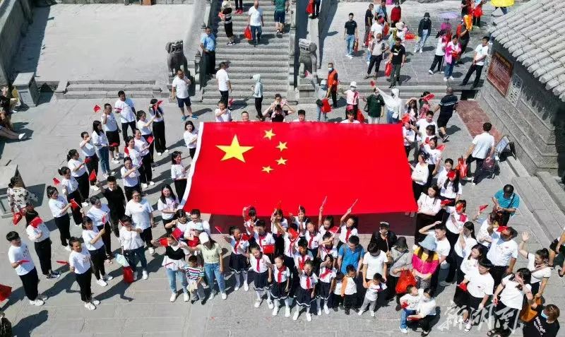 青年学生在祝融峰开展喜迎国庆快闪活动。图源:新湖南