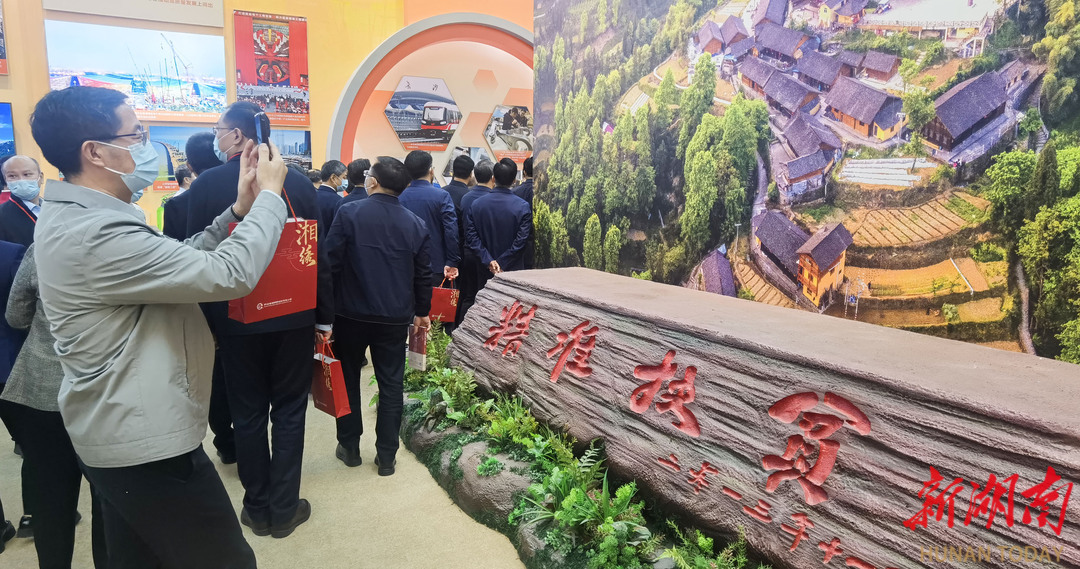 10月17日晚，党的二十大代表们参观“奋进新时代”主题成就展地方展区湖南单元。