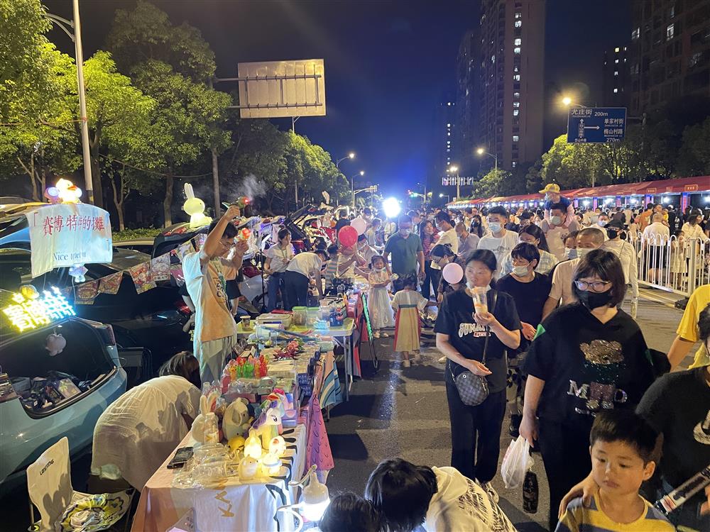 用百万豪车的后备厢摆摊，卖30元一捧的鲜花或10元一碗的凉粉，他们图啥？_邵阳头条网