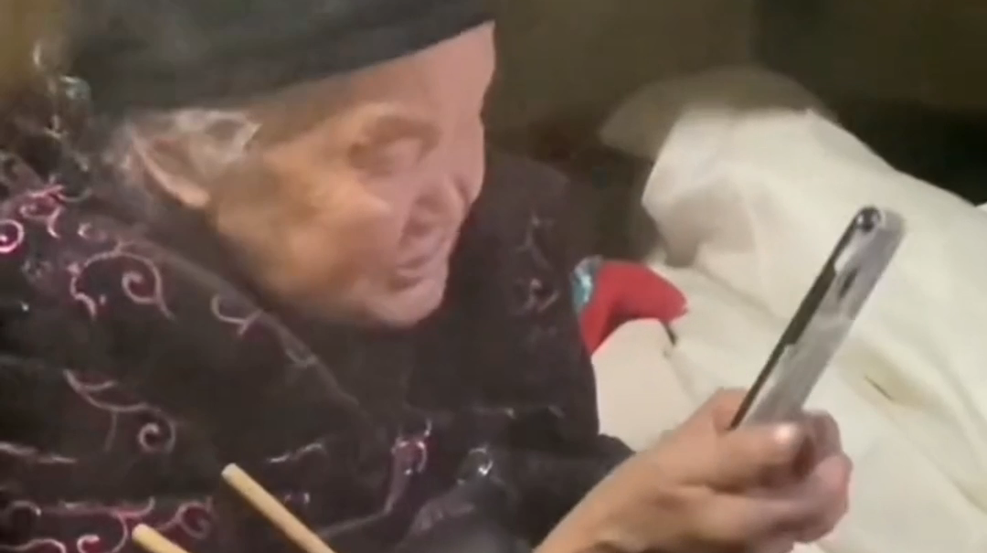 10岁女孩劝88岁曾祖母吃饭不要玩手机