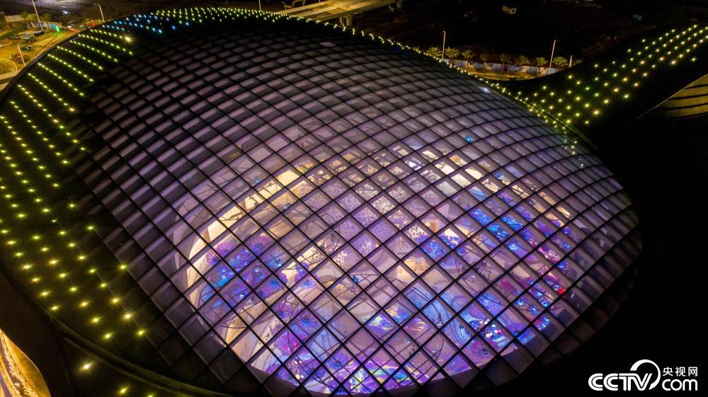 海口：世界最大单体免税店开业在即 夜幕之下灯光璀璨