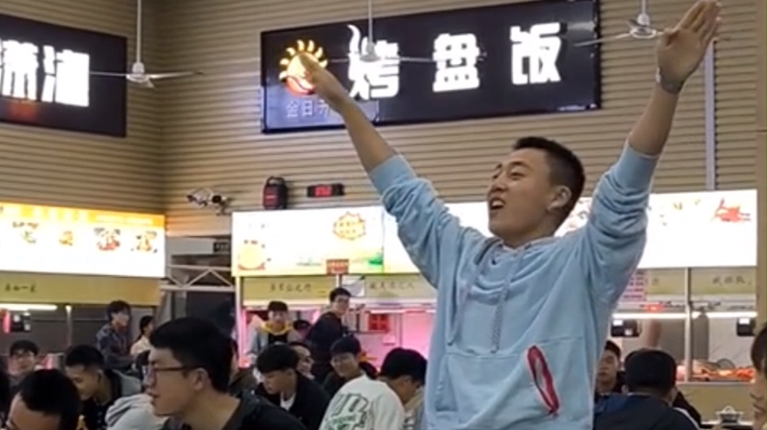 这是“社牛”天花板吧！湘潭一高校食堂内学生高呼“加秋衣秋裤”宣言