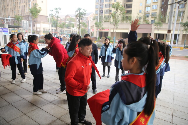 播撒体育的种子奥运冠军走进长塘里崇德小学