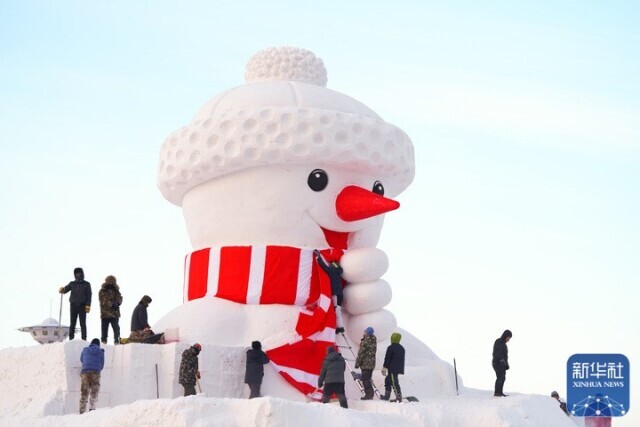 哈尔滨：松花江畔搭起18米高大雪人