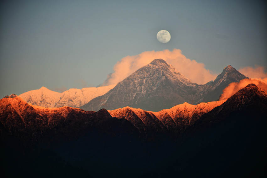 日月同辉闪耀大理苍山之巅