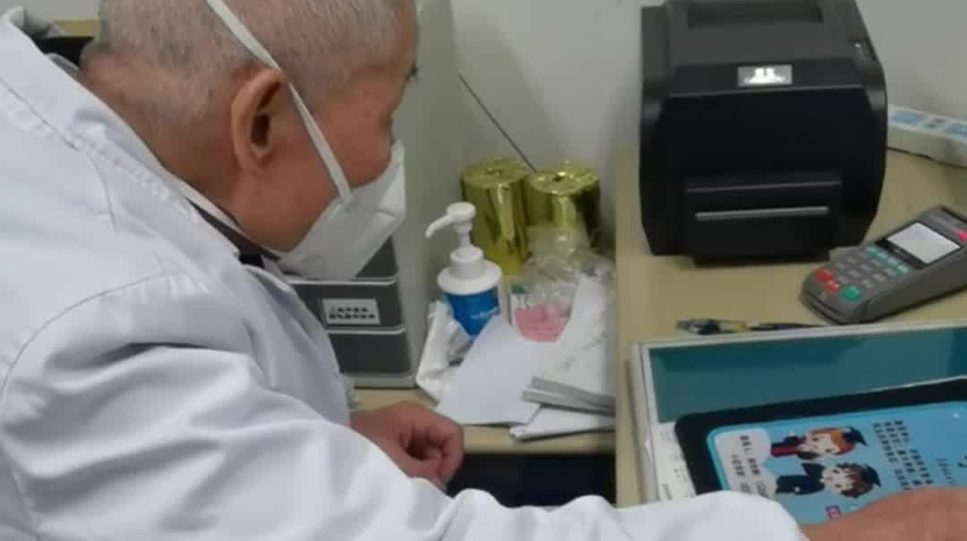 87岁退休医生重返“一线”接诊病人，低头操作电脑的样子令人动容