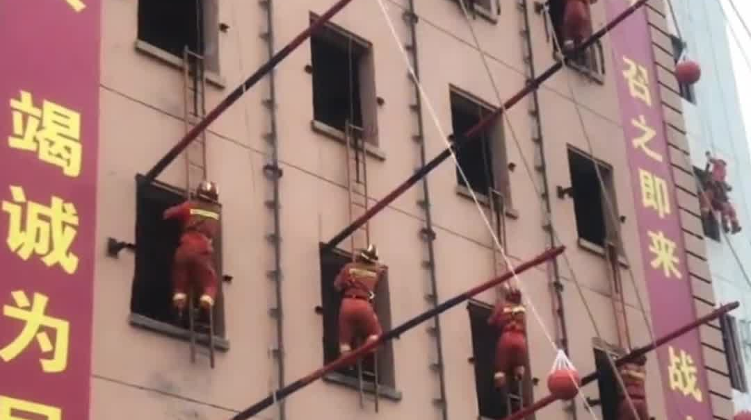 太燃了！现实版“蜘蛛侠” 围观消防员挂钩梯高楼训练