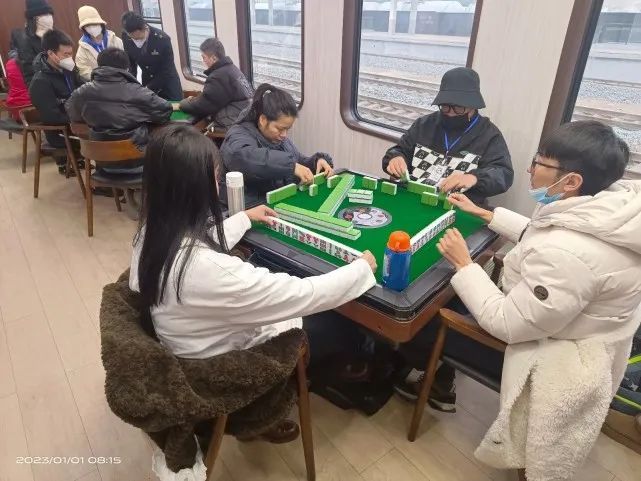 火车内设麻将桌?国铁西安局回应:系旅游专列_邵阳头条网