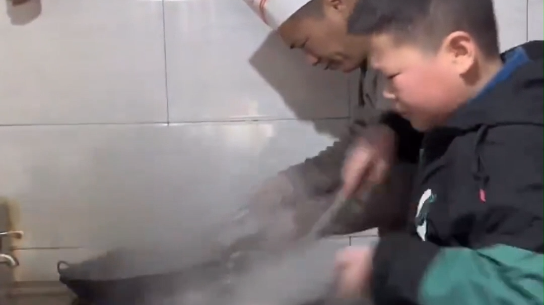 邵阳12岁男孩假期在父母饭店帮忙，翻炒转锅行云流水！