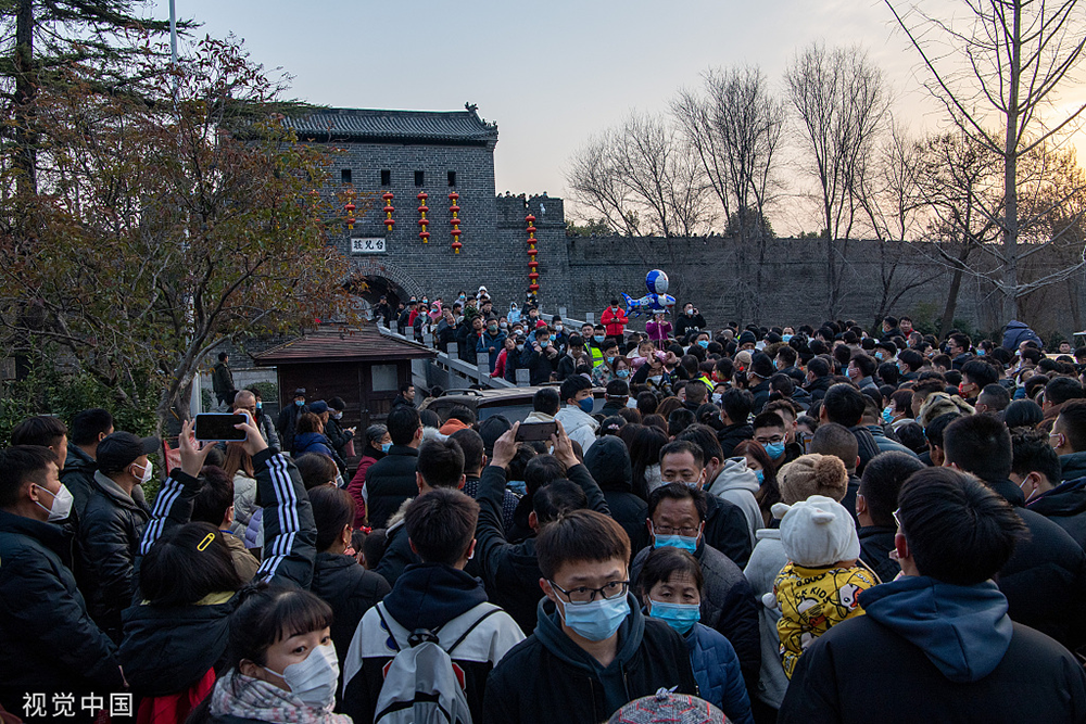 “人从众”风景再现:多地景区饱和限流,热门线路高铁票几乎售罄 - 世相 - 新湖南