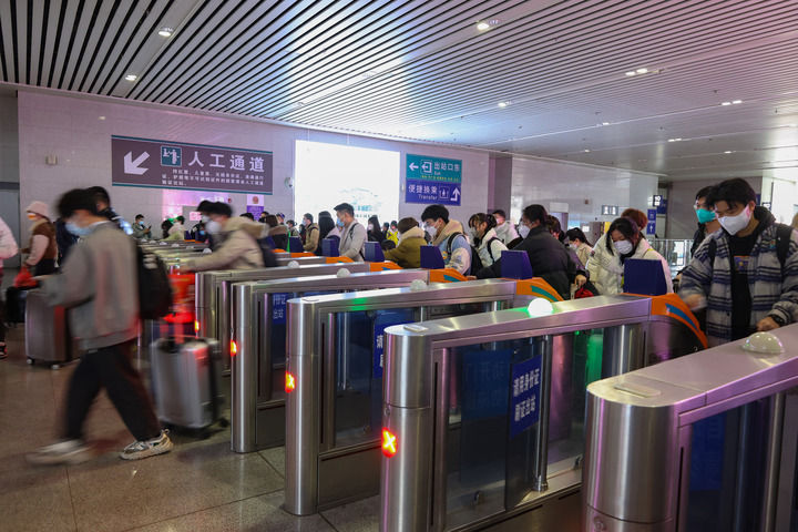 1月28日，旅客在江西南昌火车站检票进站。新华社记者 彭昭之 摄