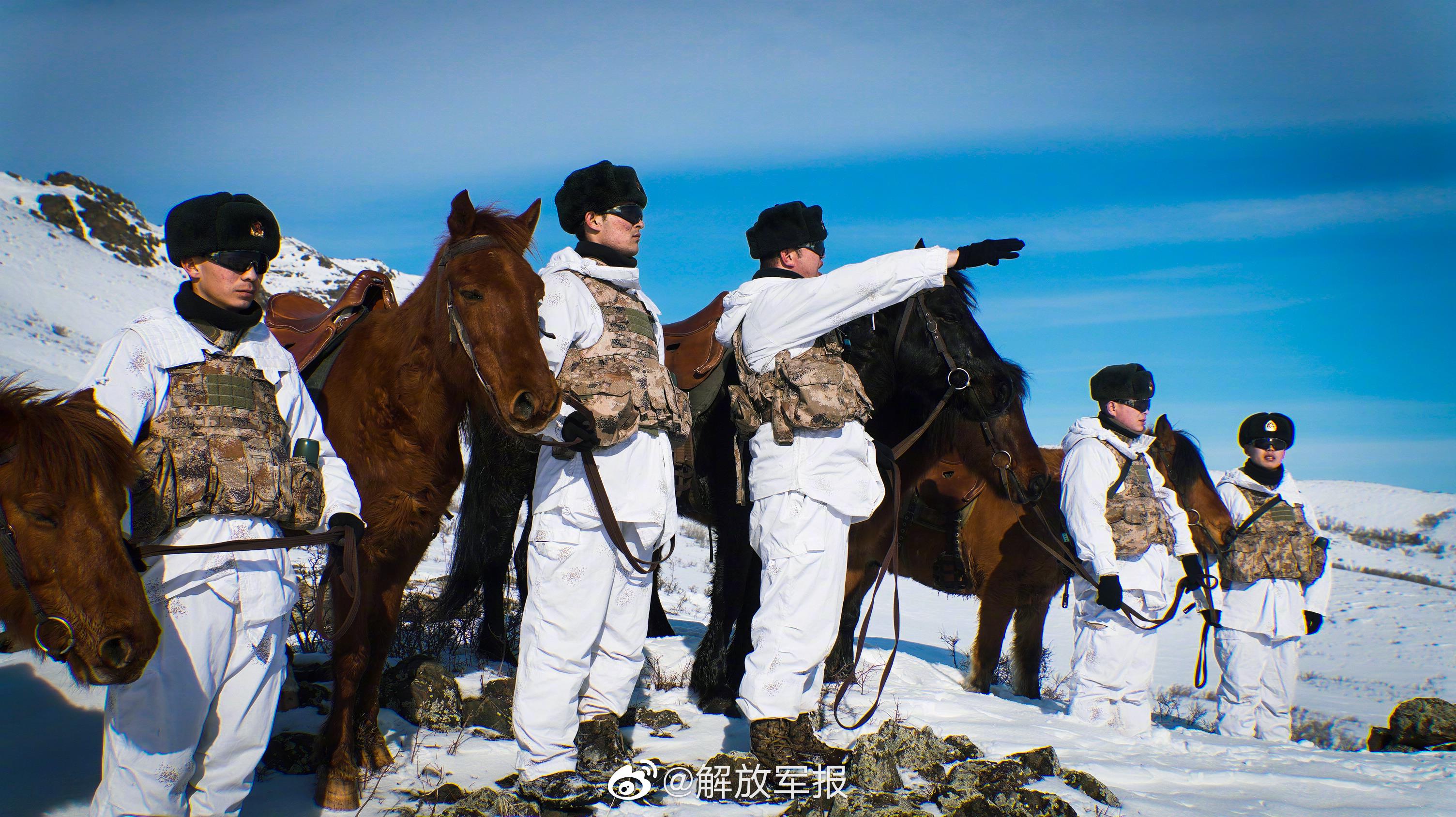 连降大雪 边防官兵骑马踏上巡逻路-新湖南