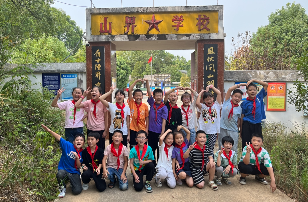 19个孩子，6名老师，一所长在山坳里的微型学校