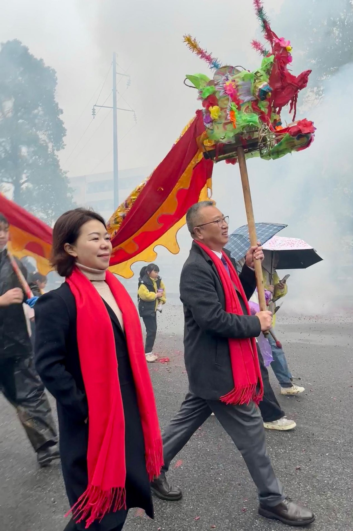衡南一中党委书记贺朝晖,校长佘焱引领龙灯队伍穿越校园,祝福师生新的