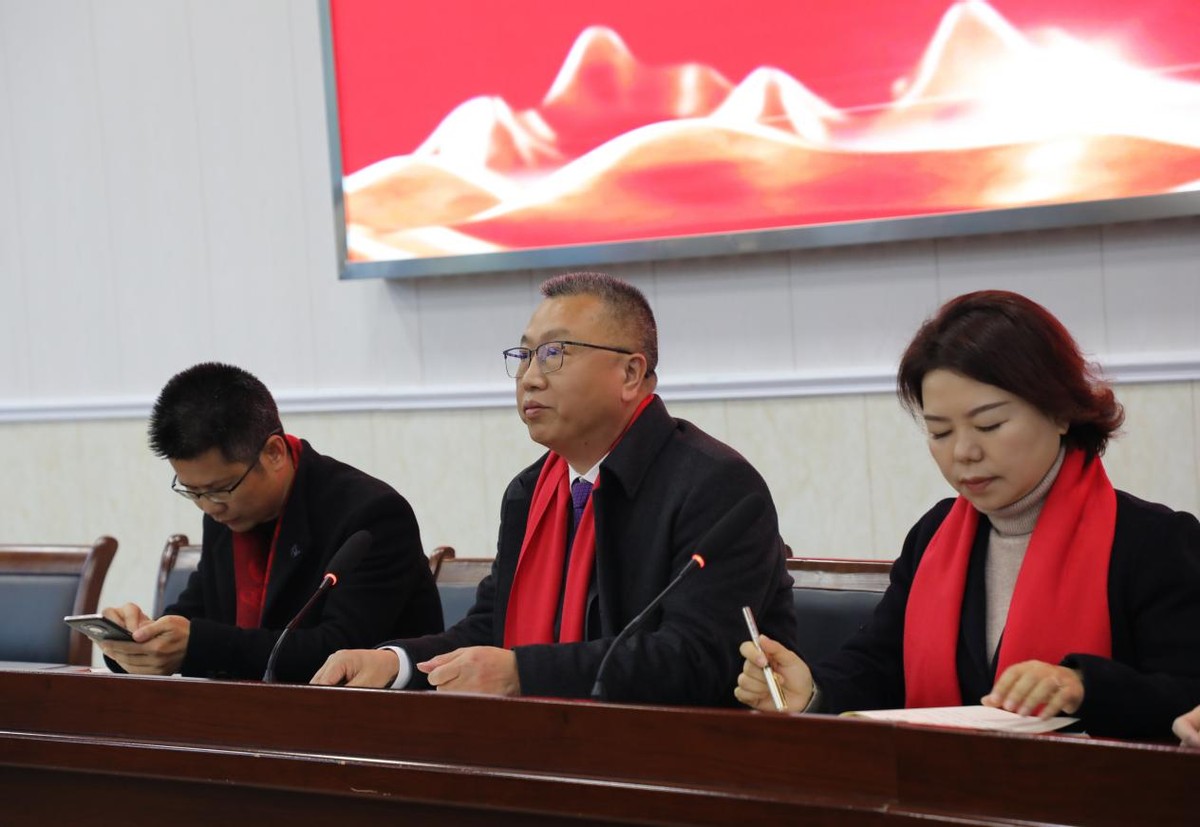 衡南一中党委书记贺朝晖,校长佘焱引领龙灯队伍穿越校园,祝福师生新的