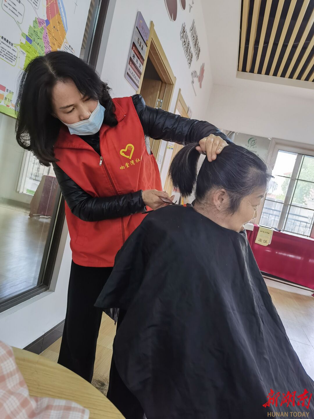为居民义务理发，响堂湾社区开展学雷锋志愿服务活动 - 望城 - 新湖南