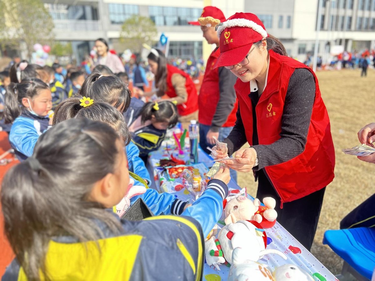 开福区清水塘绿地小学开展爱心义卖活动-新湖南