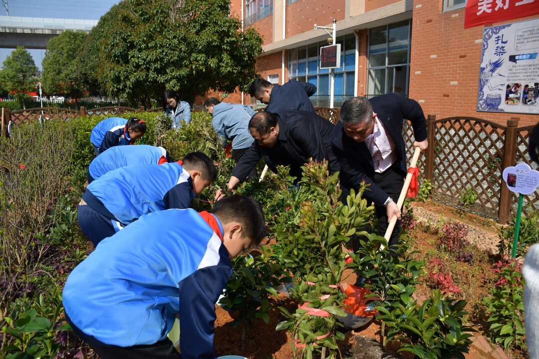 天心区南塘小学举行"南精灵染坊"揭牌仪式 - 走读湖湘 - 新湖南