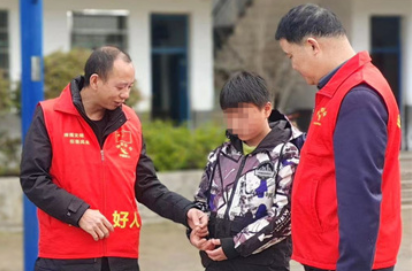 “中国好人”带领志愿者开展爱心助学志愿服务活动