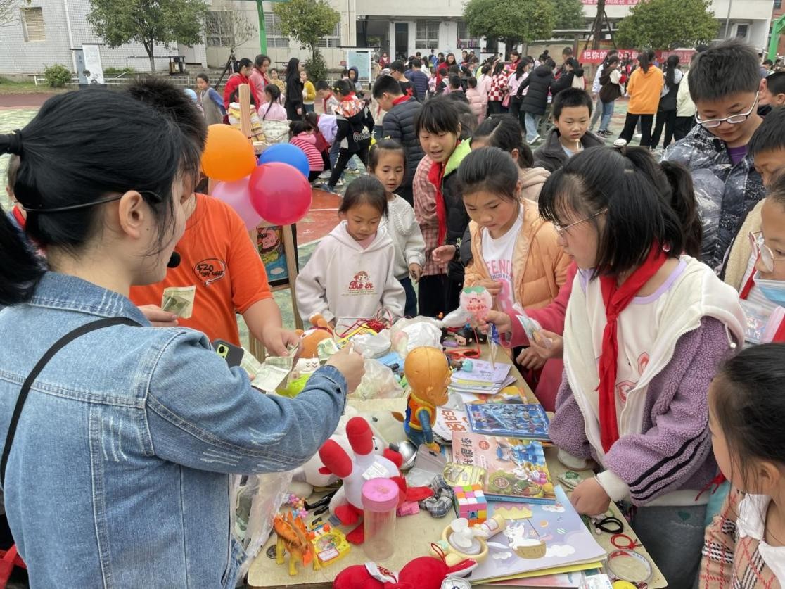传递爱心 收获暖心——长沙县高桥镇直荀学校开展爱心义卖活动 - 未来之星 - 新湖南
