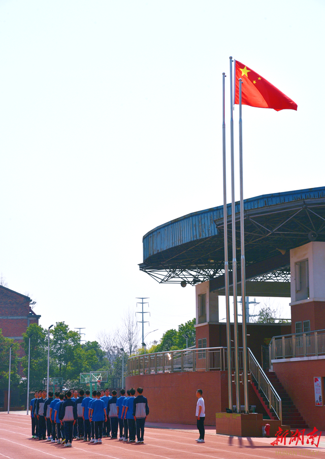 鼎城区善卷中学这面国旗由我来守护