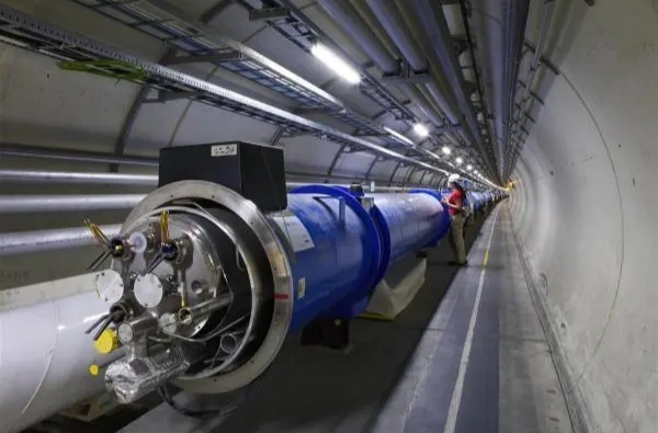 粒子对撞机内首次探测到中微子