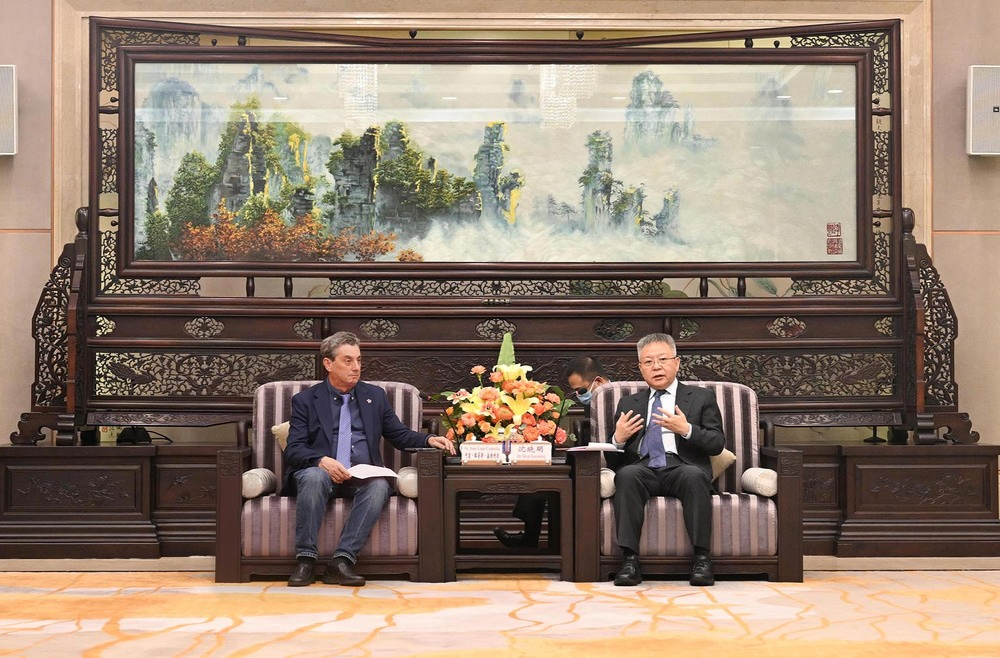沈晓明会见西班牙共产党主席森特利亚一行