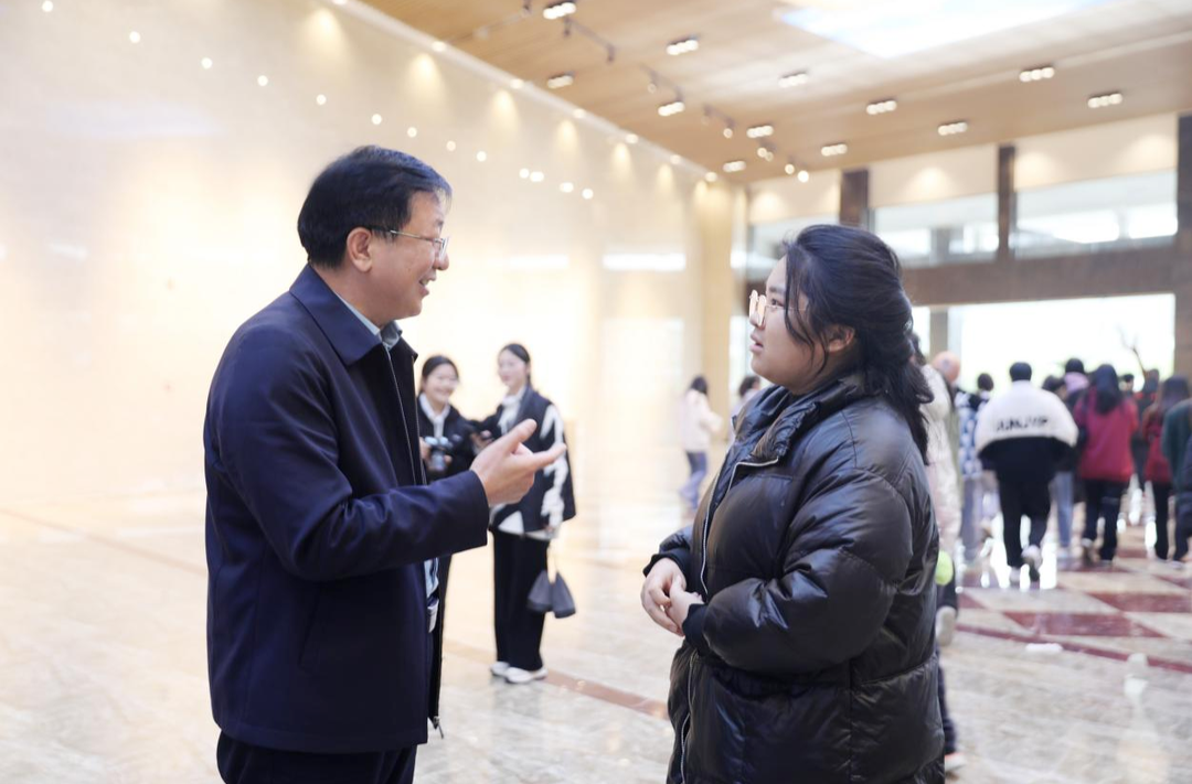长沙理工大学党委书记付宏渊为吉首大学张家界学院师生讲授思政课