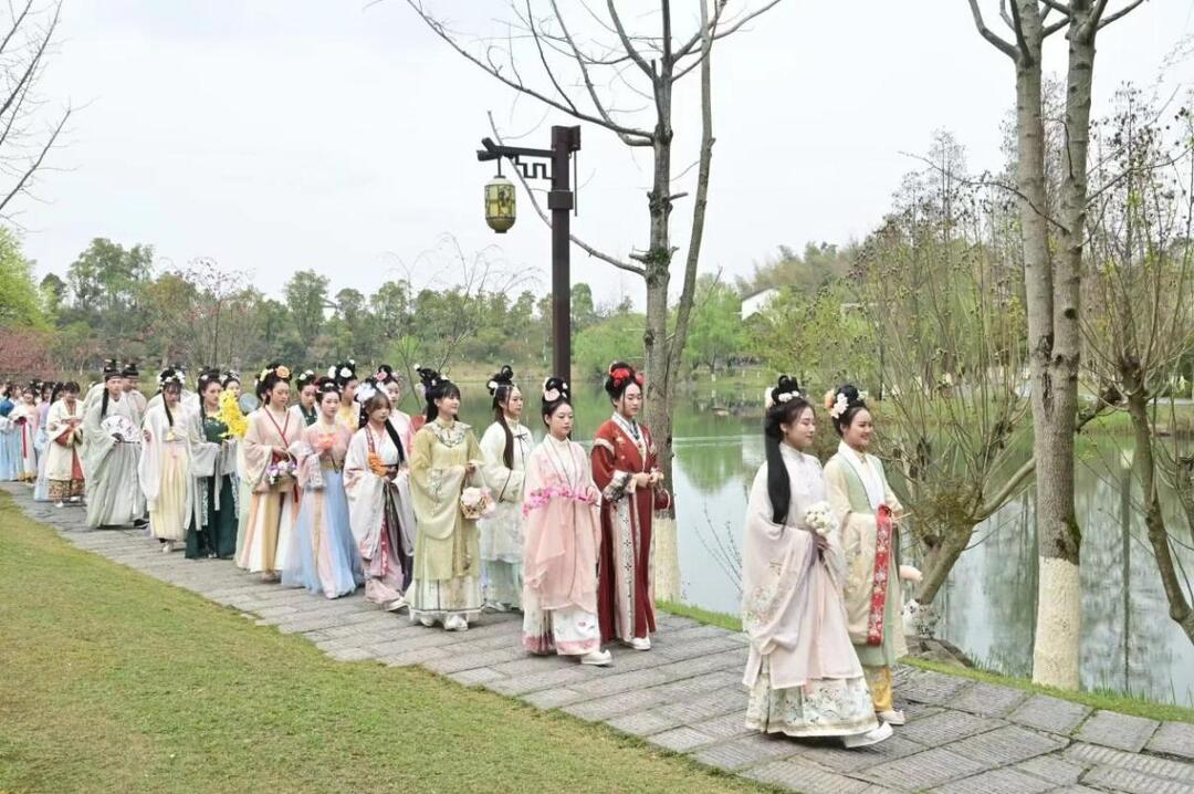 湖南应用技术学院学生汉服巡游点亮国际花朝节