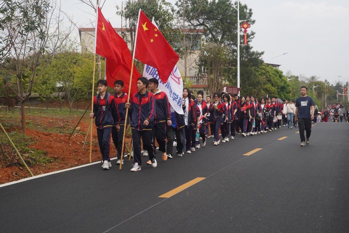 激扬青春 挑战自我——衡阳市清泉学校开展高一年级远足教育活动