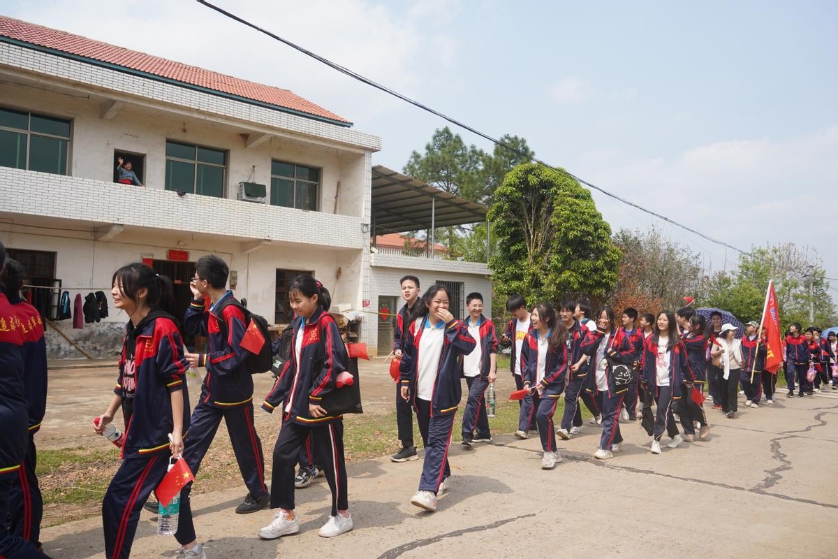 激扬青春 挑战自我——衡阳市清泉学校开展高一年级远足教育活动