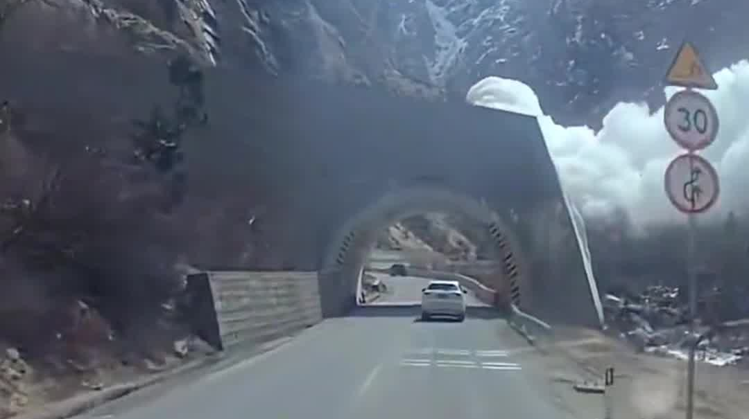 行车记录仪拍下318川藏线雪崩画面