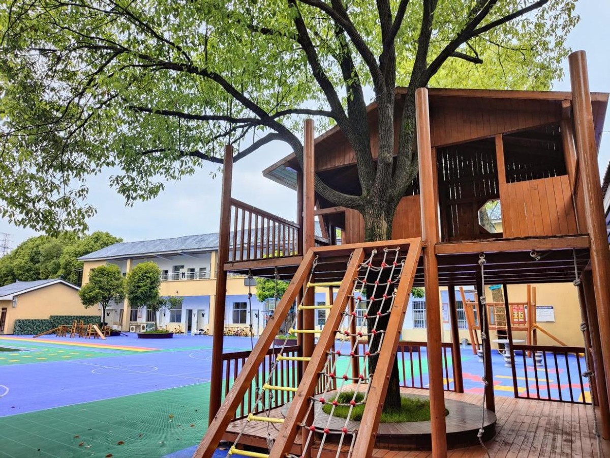 花背幼儿园由闲置村小改建,幼儿园立足实际情况,利用自然空间,本土