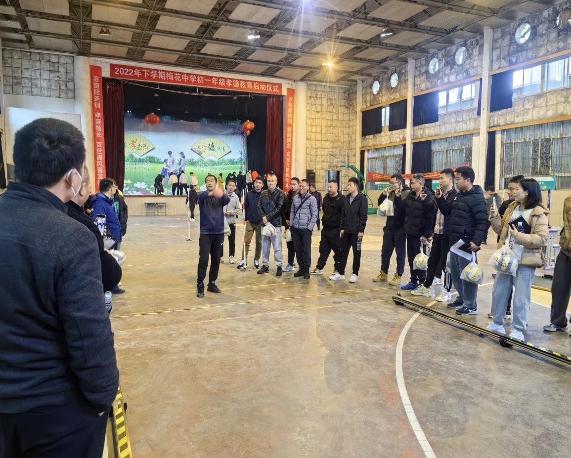 初中体育学科暨杨超体育名师工作室"体育中考"研讨活动在梅花中学召开