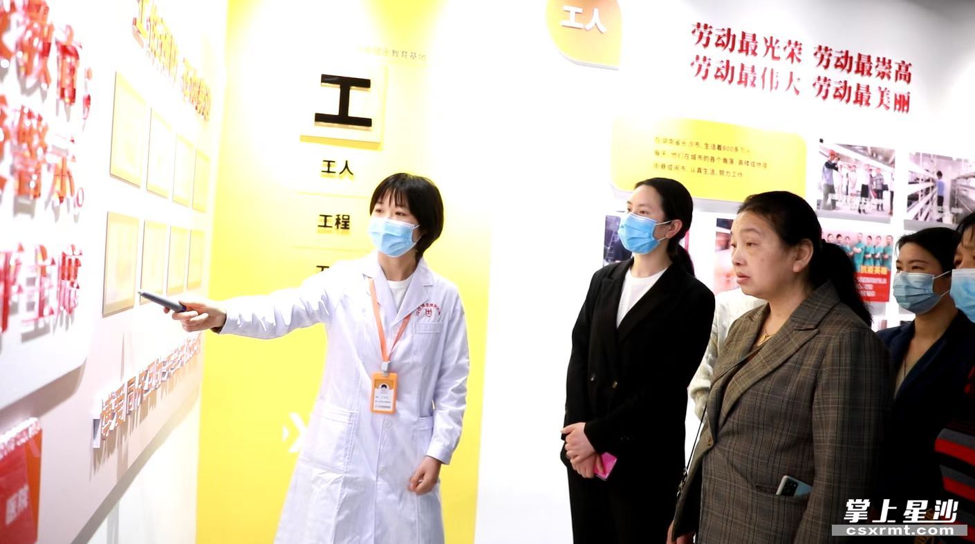　　图为文晓燕在宣讲工伤和残疾预防知识。李丹 摄
