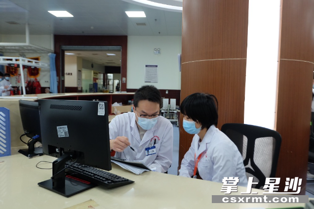 　　在湘雅博爱康复医院，文晓燕正在跟同事交流工作。
