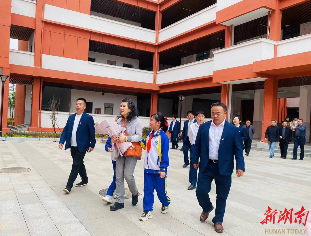 “国际正义人士”何凤山博士女儿何曼礼做客益阳市赫山区凤山小学促奋进 - 教育资讯 - 新湖南