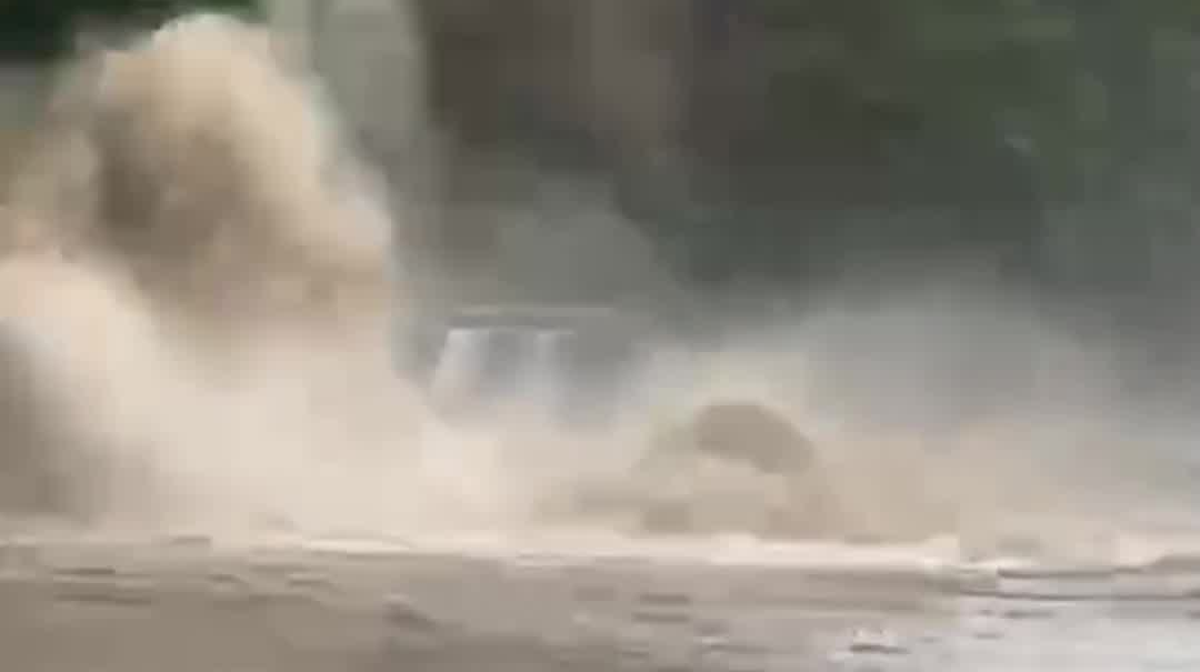 长沙全市迎暴雨！黑麋峰北门附近水流如瀑 部分车辆涉水通过