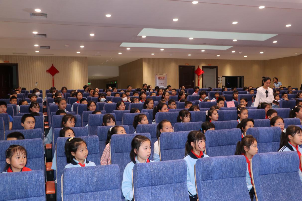 正是读书好时节 ——长沙市雨花区长塘里崇德小学举行读书沙龙活动