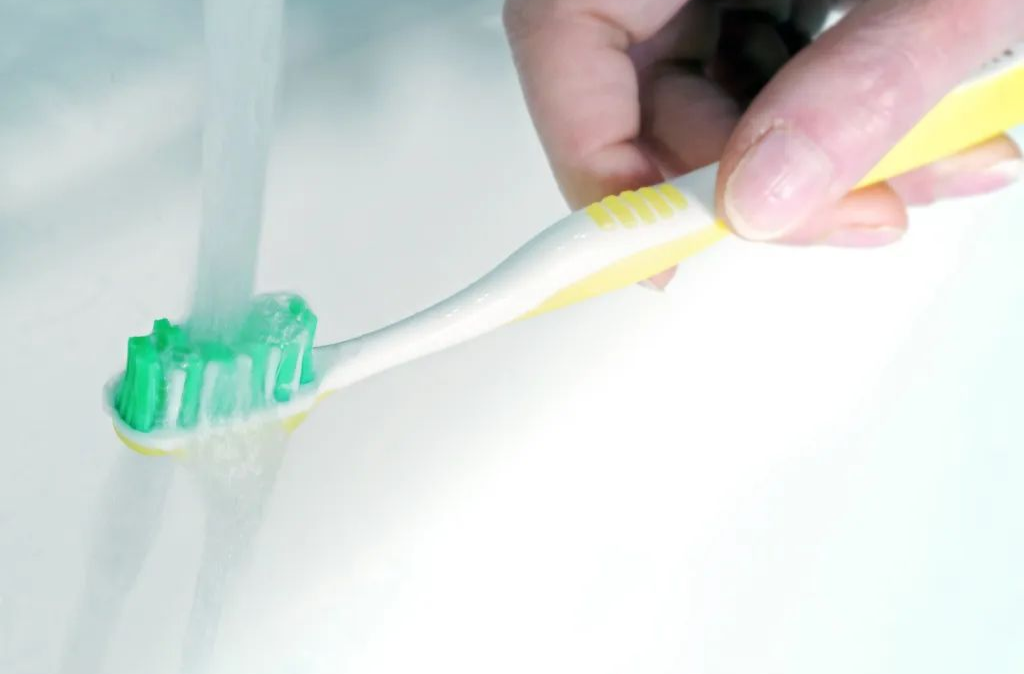 刷牙前牙膏要不要蘸水？先吃早饭还是先刷牙？一文读懂！