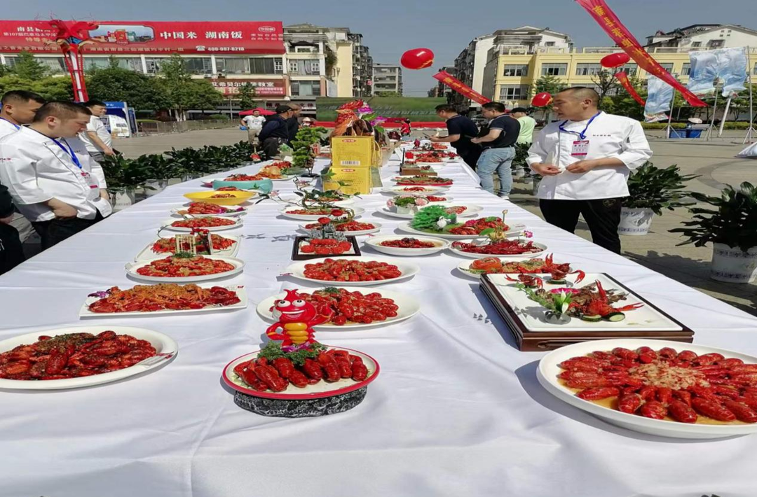 小龙虾旺季来了，中国小龙虾厨艺争霸赛在南县开展