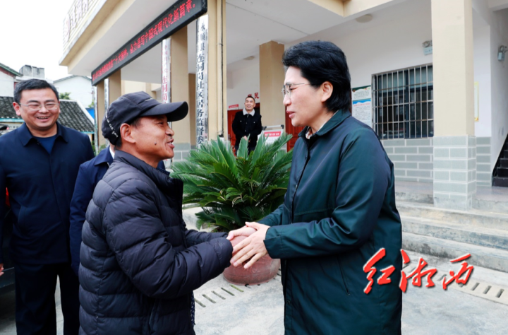 陈华到永顺县接待信访群众