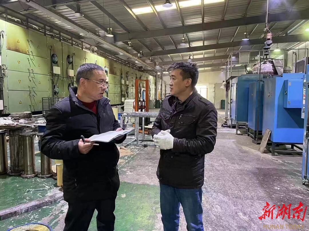 北塔区纪检监察干部深入辖区企业发放《十项负面清单》_邵阳头条网