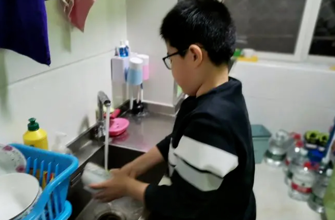 劳动节快带孩子劳动起来，家务年龄对照表，请收藏！