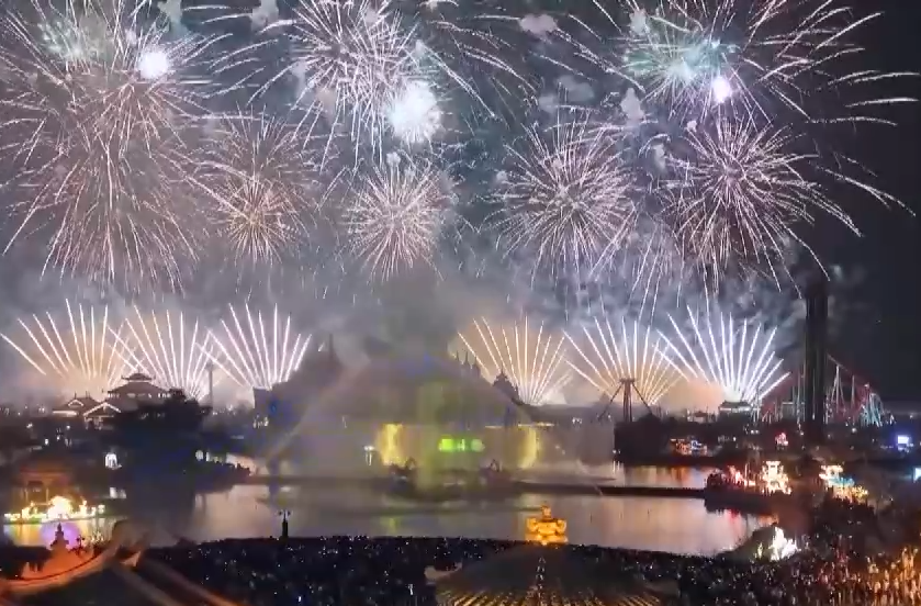 “五一”假期开局火爆 各地景区夜游活动丰富多彩